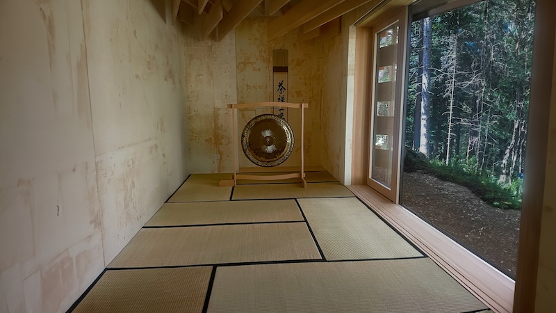 Alexander Renner spielt den Gong in einer Einzel-Session